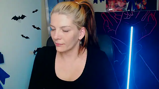 Snapshot of VanessaRey_ chatting on 04.20.26 VanessaRey online show from 04.20.26