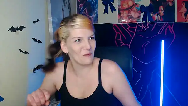 Snapshot of VanessaRey_ chatting on 04.21.26 VanessaRey online show from 04.21.26