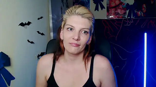 Snapshot of VanessaRey_ chatting on 04.22.26 VanessaRey online show from 04.22.26