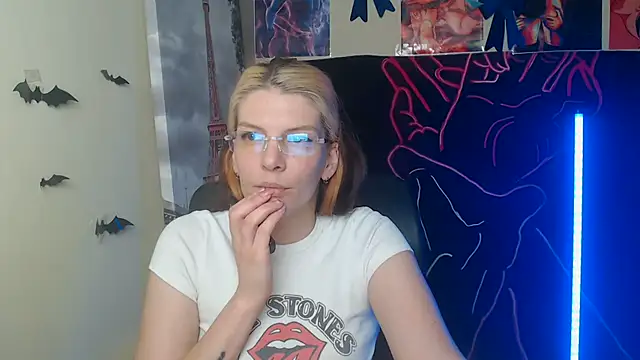 Snapshot of VanessaRey_ chatting on 04.30.26 VanessaRey online show from 04.30.26