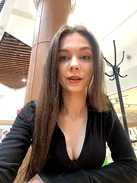 Snapshot of MilaBee chatting on 10.16.25 MilaBee online show from 10.16.25