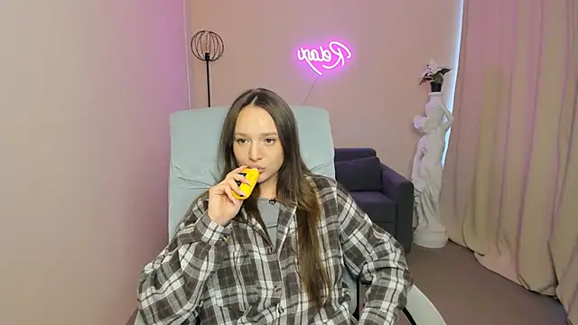 LynnaCurvin online show from 03.18.25