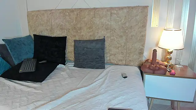 angelinarouse  online show from 11.23.25