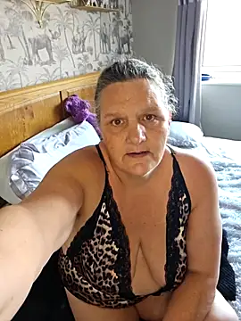 MissQueenBeex online show from 10.20.25