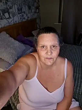 MissQueenBeex online show from 11.14.25