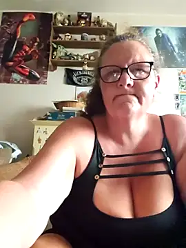 MissQueenBeex online show from 08.04.26