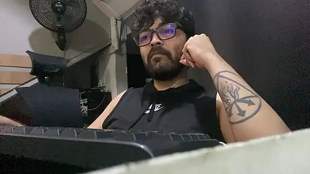 Snapshot of Freakydrag chatting on 11.14.25 Freakydrag online show from 11.14.25