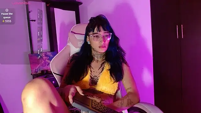 SharaRoss1 online show from 11.14.25