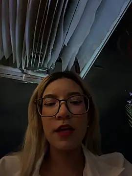 Snapshot of Pretty_roxxyy chatting on 02.11.26 Pretty roxxyy online show from 02.11.26