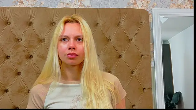 Snapshot of AlessiaCroft chatting on 05.17.26 AlessiaCroft online show from 05.17.26