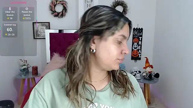 Snapshot of Isa-lox chatting on 10.16.25 Isa-lox online show from 10.16.25