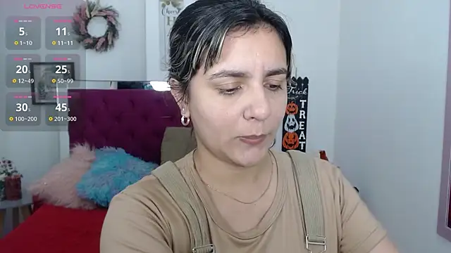 Snapshot of Isa-lox chatting on 10.21.25 Isa-lox online show from 10.21.25