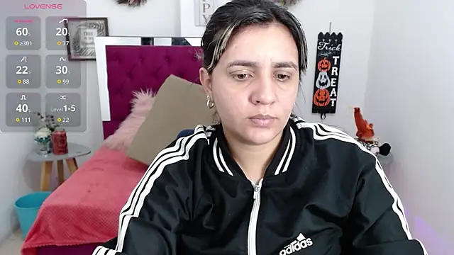 Snapshot of Isa-lox chatting on 10.22.25 Isa-lox online show from 10.22.25