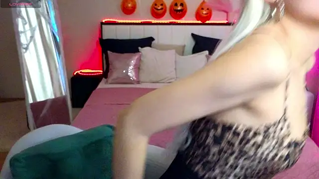 LinaLirian online show from 10.26.25