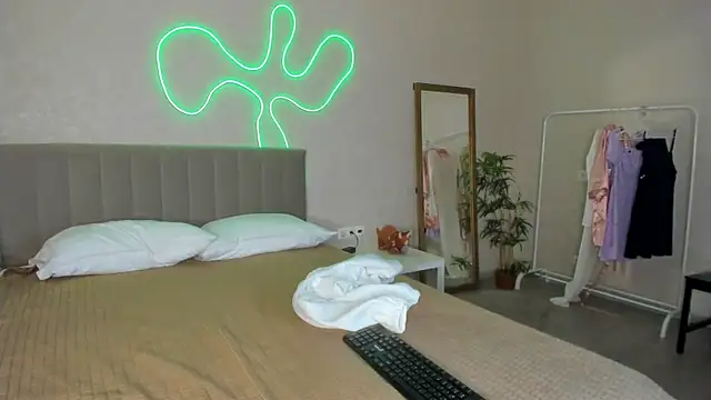 Candy Cansew online show from 09.13.25