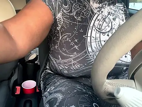 Snapshot of RoyalQueen2u chatting on 09.20.25 RoyalQueen2u online show from 09.20.25