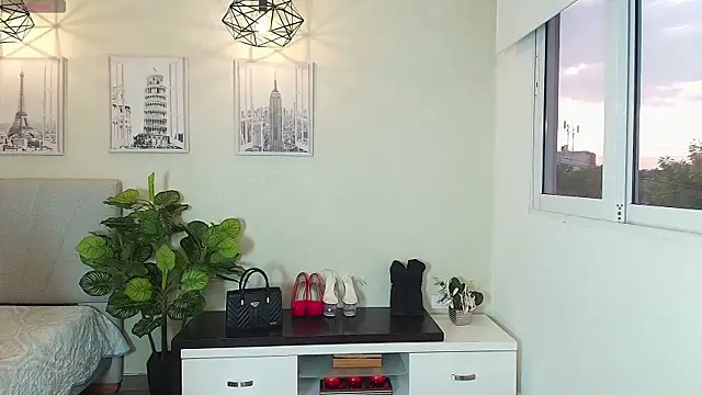 Snapshot of _Victoria_Collins chatting on 10.04.25 Victoria Collins online show from 10.04.25