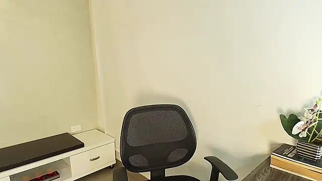 Snapshot of _Victoria_Collins chatting on 10.11.25 Victoria Collins online show from 10.11.25