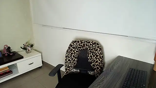 Snapshot of _Victoria_Collins chatting on 10.28.25 Victoria Collins online show from 10.28.25