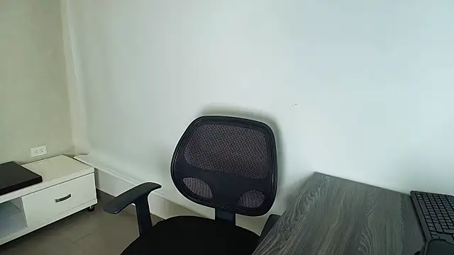 Snapshot of _Victoria_Collins chatting on 11.04.25 Victoria Collins online show from 11.04.25