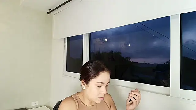 Snapshot of _Victoria_Collins chatting on 11.08.25 Victoria Collins online show from 11.08.25