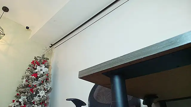 Snapshot of _Victoria_Collins chatting on 12.18.25 Victoria Collins online show from 12.18.25