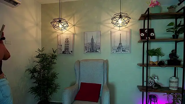 Snapshot of _Victoria_Collins chatting on 02.04.26 Victoria Collins online show from 02.04.26