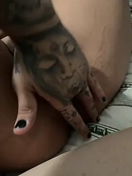 Snapshot of Momia30 chatting on 03.21.25 Momia30 online show from 03.21.25