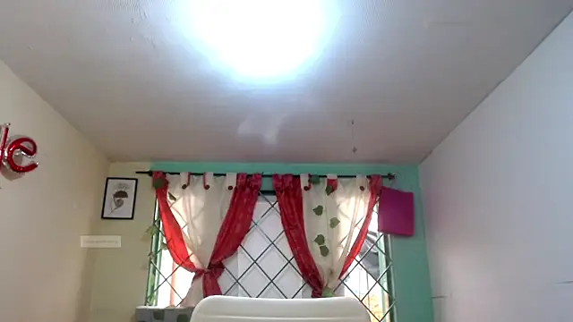 Snapshot of vale_miel chatting on 09.27.25 vale miel online show from 09.27.25