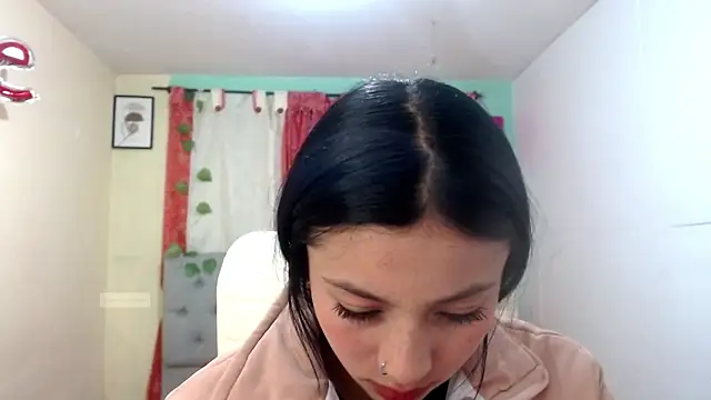 Snapshot of vale_miel chatting on 10.15.25 vale miel online show from 10.15.25