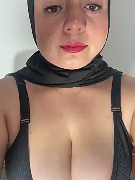 Snapshot of bluum chatting on 02.22.26 bluum online show from 02.22.26