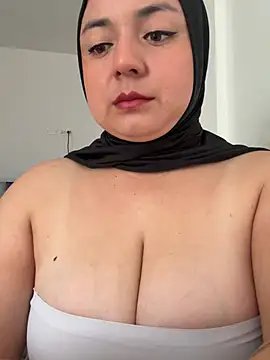 Snapshot of bluum chatting on 02.24.26 bluum online show from 02.24.26