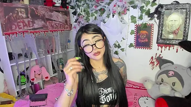 Snapshot of sarahminage_ chatting on 10.23.25 sarahminage  online show from 10.23.25