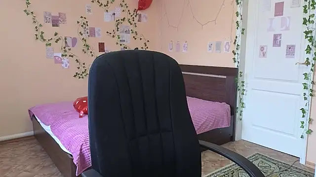 Snapshot of Ronda_Roni chatting on 04.13.26 Ronda Roni online show from 04.13.26