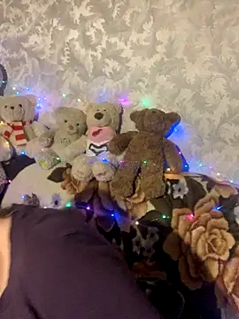 Snapshot of hotsteacher chatting on 12.16.25 hotsteacher online show from 12.16.25