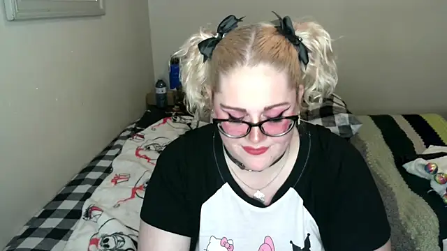 Snapshot of Kinky_Witch chatting on 04.18.26 Kinky Witch online show from 04.18.26