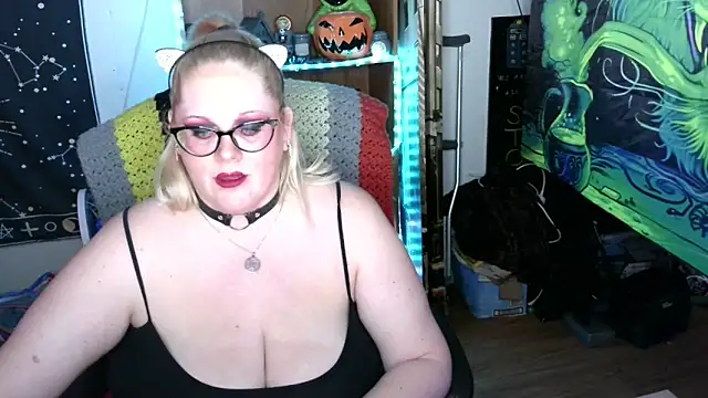 Snapshot of Kinky_Witch chatting on 04.22.26 Kinky Witch online show from 04.22.26