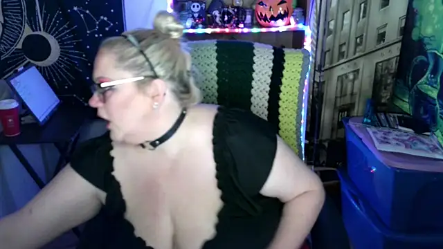 Snapshot of Kinky_Witch chatting on 05.22.26 Kinky Witch online show from 05.22.26