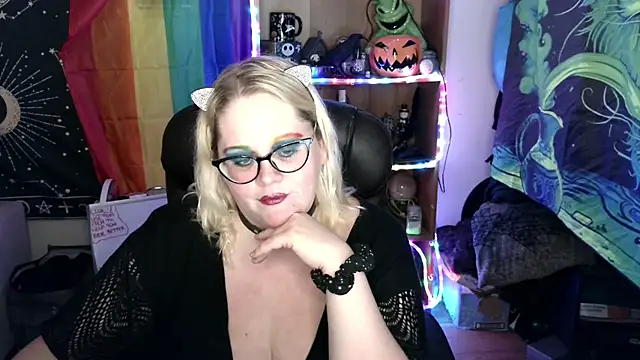 Snapshot of Kinky_Witch chatting on 06.14.26 Kinky Witch online show from 06.14.26
