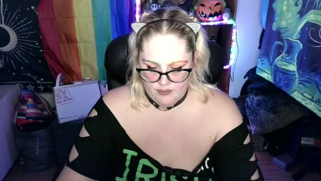 Snapshot of Kinky_Witch chatting on 06.17.26 Kinky Witch online show from 06.17.26