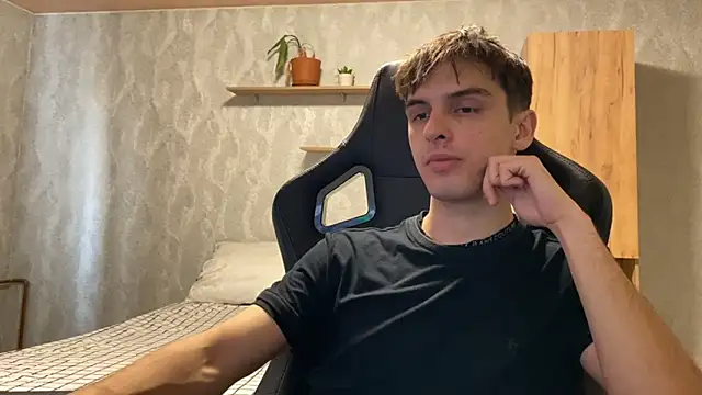 Snapshot of elliot_scott chatting on 09.23.25 elliot scott online show from 09.23.25