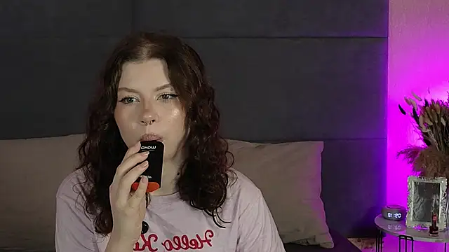 Snapshot of RianaRey chatting on 06.19.26 RianaRey online show from 06.19.26