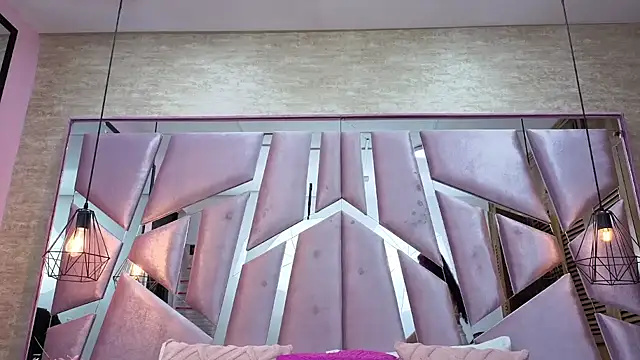 ThaliaCross online show from 04.15.26