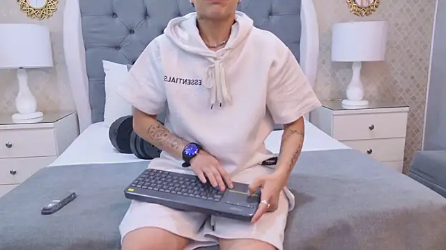 ZoeKrug online show from 11.06.25