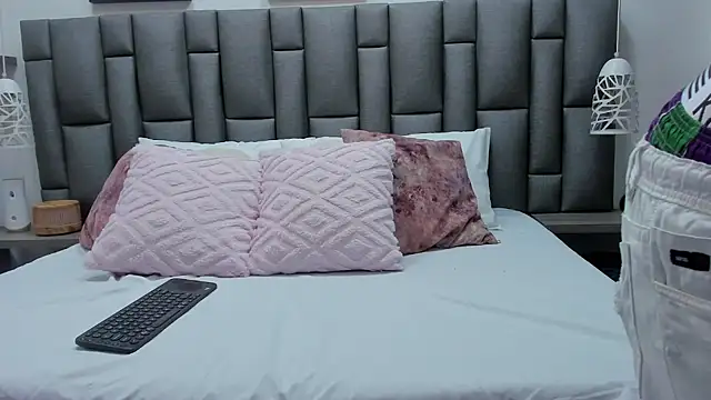 ZoeKrug online show from 02.24.26