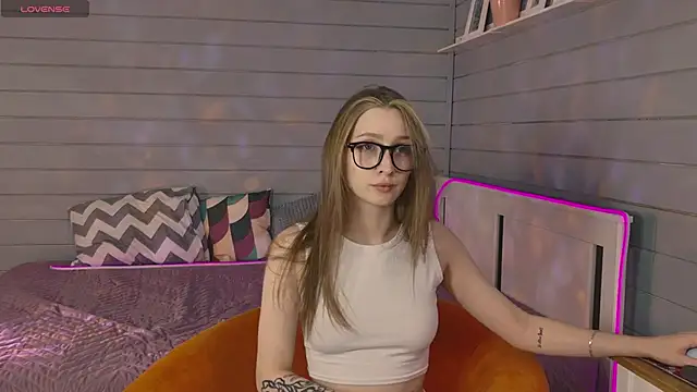 Snapshot of Vikki_wyye chatting on 10.19.25 Vikki wyye online show from 10.19.25