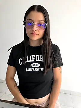 Snapshot of Coralinne__ chatting on 03.31.26 Coralinne online show from 03.31.26