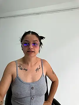 Snapshot of Coralinne__ chatting on 04.01.26 Coralinne online show from 04.01.26