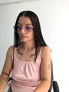 Snapshot of Coralinne__ chatting on 04.02.26 Coralinne online show from 04.02.26