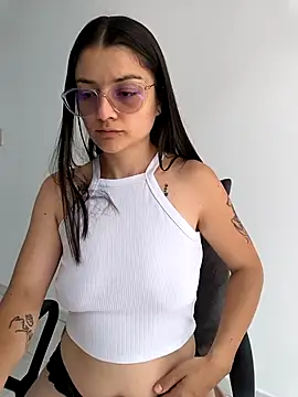 Snapshot of Coralinne__ chatting on 04.03.26 Coralinne online show from 04.03.26
